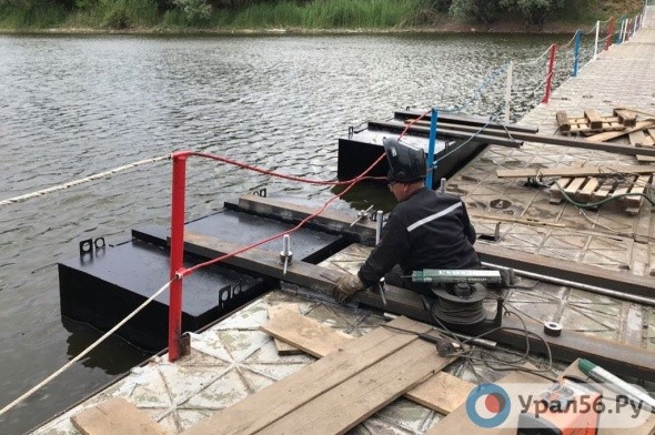Мост в парке Строителей в Орске ремонтировали сотрудники механического завода