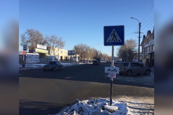 В Оренбурге местные жители сами рисуют и вешают дорожные знаки 