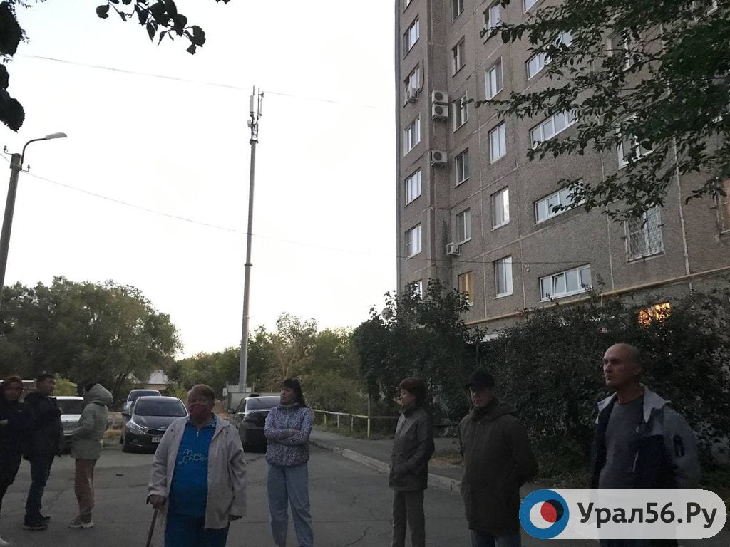 «А почему втихаря-то?»: в Орске кто-то установил сотовую вышку рядом с жилым домом (видео)