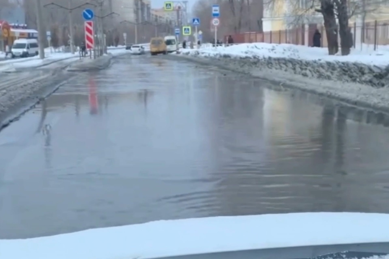 Дорогу затопило в районе 6 школы в Орске. Фото: стоп-кадр из видео