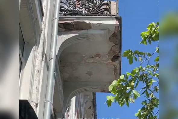 В Оренбурге во время праздничных гуляний на улице Советской обрушился балкон (видео)
