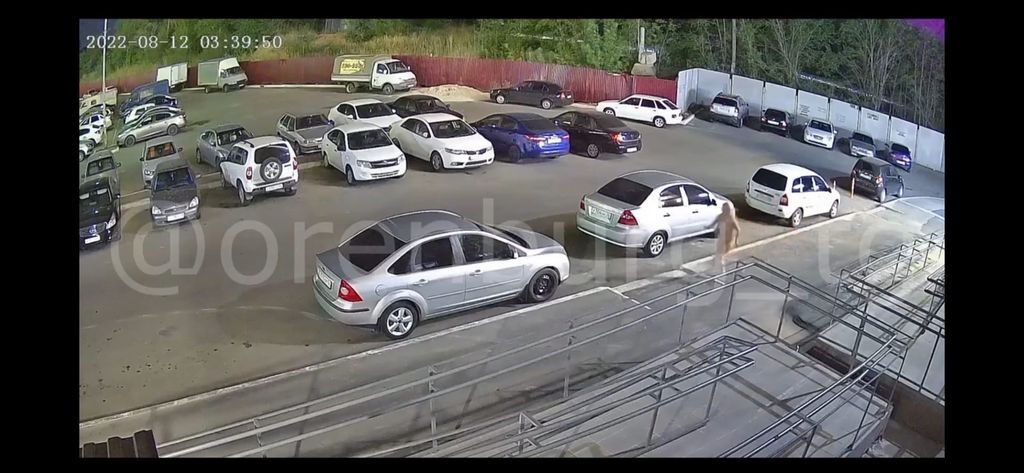 Обнаженную женщину в Оренбурге засяли камеры наблюдения. Скрин из видео