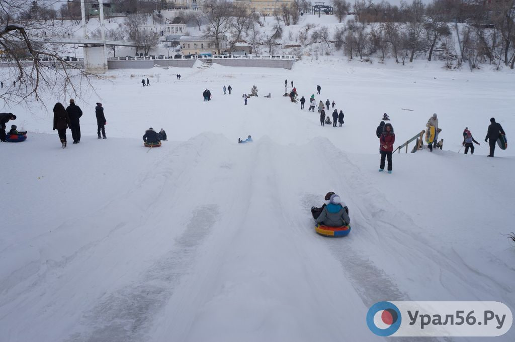 Катание с заледеневшего склона в Оренбурге, фото из архива
