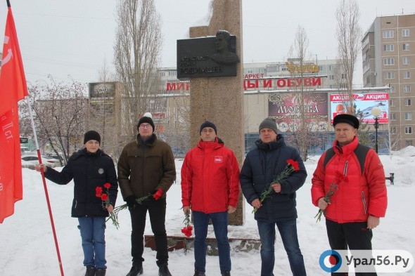 В Оренбурге коммунисты почтили память героя Сталинградской битвы Александра Родимцева