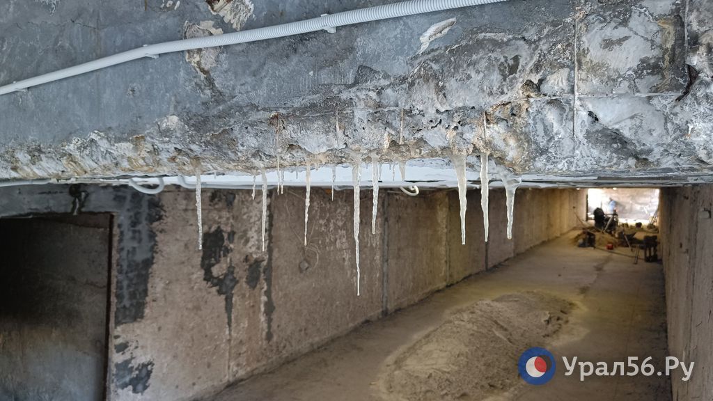 Вода продолжает пробиваться сквозь дорогу и разрушать потолок подземного перехода