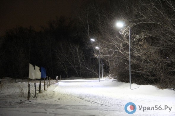 В Орске на лыжной трассе в районе детского пляжа работает освещение