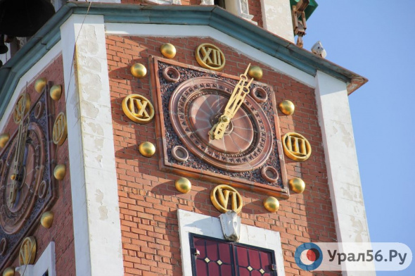 В Оренбурге сломались часы-куранты на улице Советской