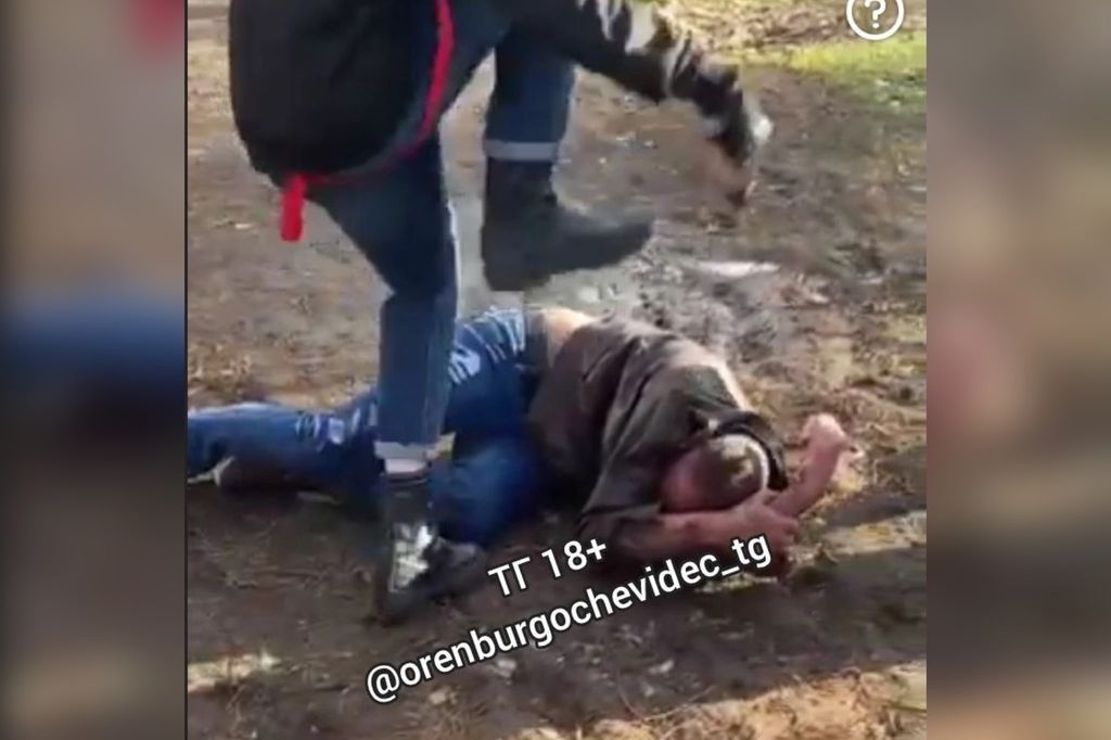 Момент избиения. Скрин из видео. Источник: Оренбург очевидец
