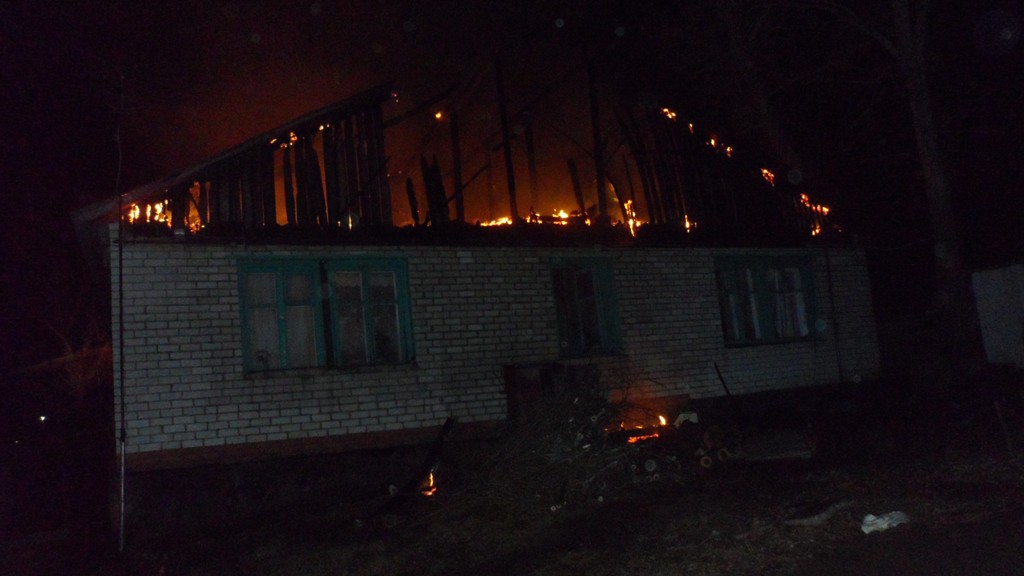 Более 6,5 часов пожарные боролись с огнем в жилом доме в Переволоцком