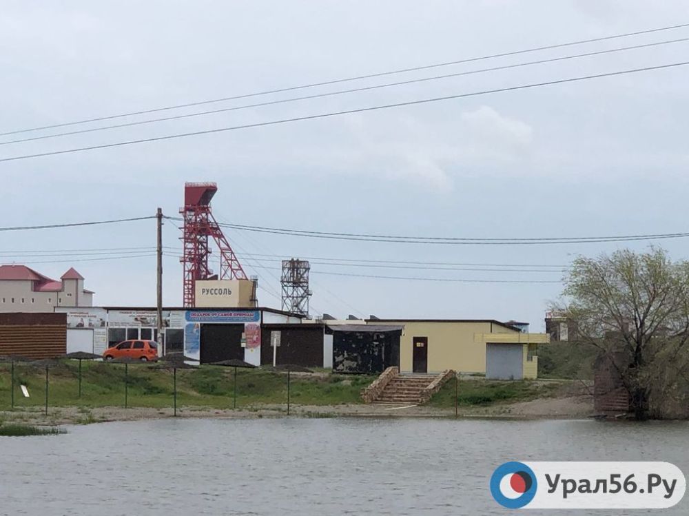 На заднем фоне предприятие «Руссоль» в Соль-Илецке
