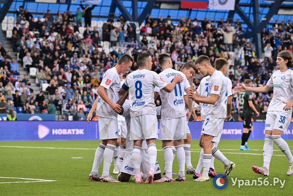 Футболисты ФК «Оренбург» празднуют гол