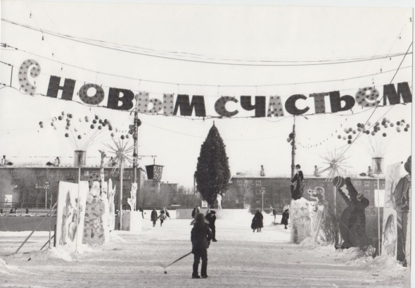 Фотограф из Оренбурга поделился новогодними фотографиями 70-80-х годов. Он нашел их в заброшенном лагере «Искра»