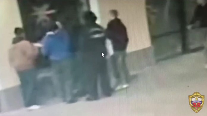 Момент драки. Источник: Стоп-кадр из видео УМВД России по Москве