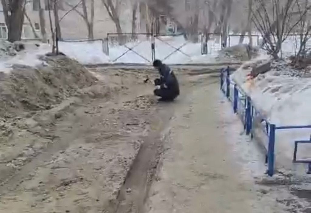 Дворник на улице Космической. Скриншот видео