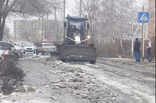 У коммунальщиков есть всего несколько дней: В Орске грейдерами счищают подтаявшую наледь с дорог