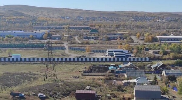 На территории завода в 2024 году. Источник: Стоп-кадр из видео ТГ-канала «Окувандык»
