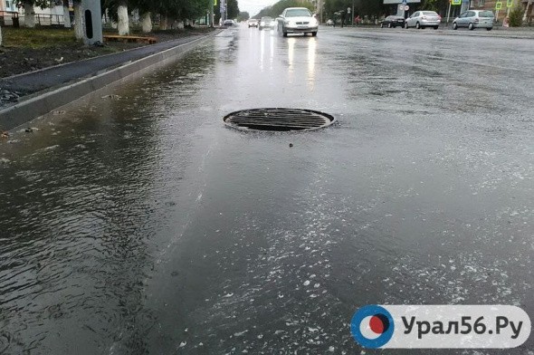 Поток воды на новой дороге в центре Орска не попадает в ливневки