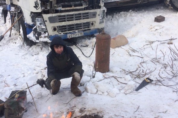Житель Оренбургской области замерзает на трассе под Кировом. Его фура попала в снежный плен