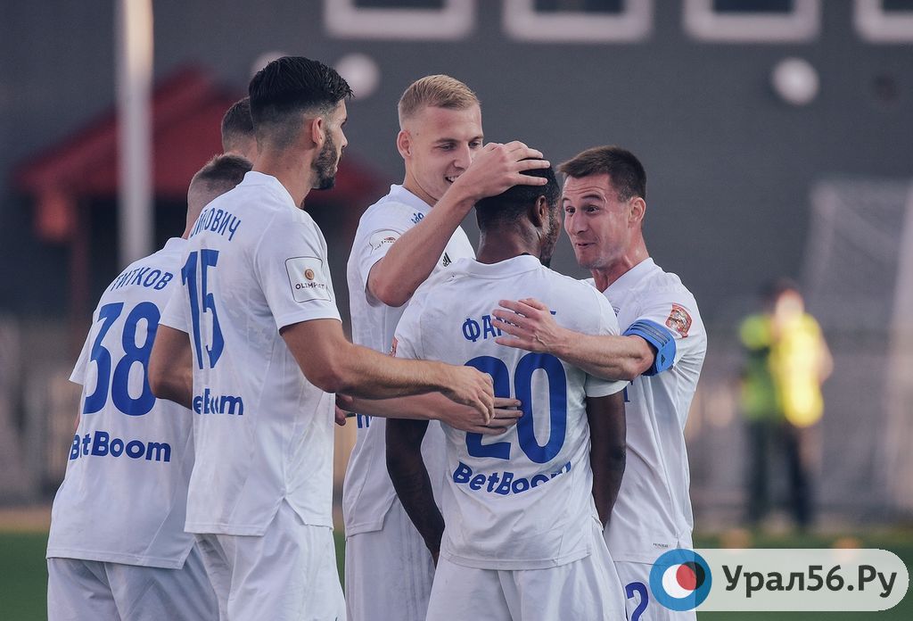 Футболисты ФК «Оренбург» празднуют гол