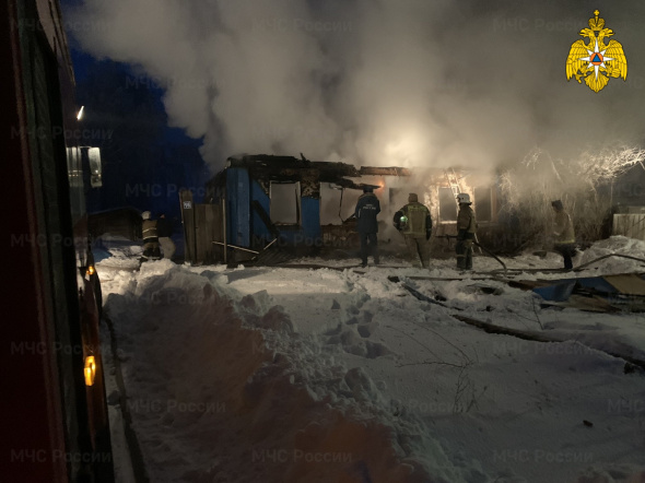 В Подмаячном поселке Оренбурга сгорел жилой дом. Два человека погибли