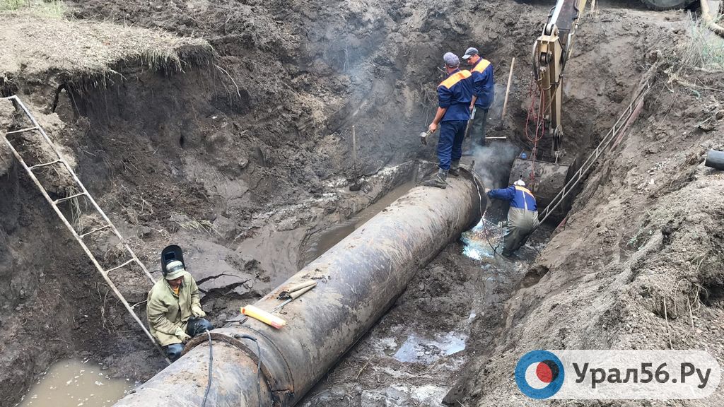 Работники «Орск Водоканала» на устранении очередной аварии
