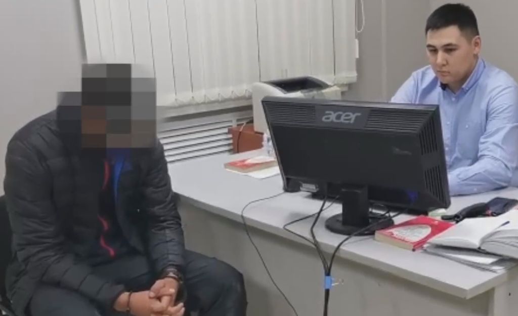 Били и угрожали: Опубликовано видео задержания полицейских в Орске, которые совершили разбойное нападение на человека прямо на улице