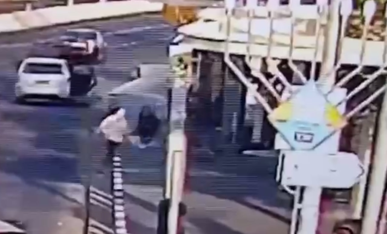 Стоп-кадр видео с расстрелом людей на остановке в Иерусалиме
