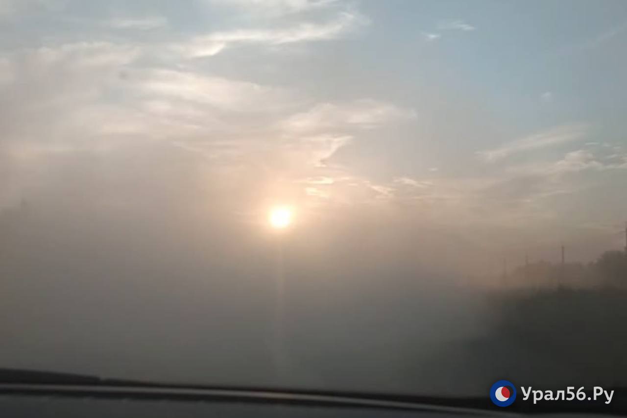 Пыль на дороге от движения автомобилей