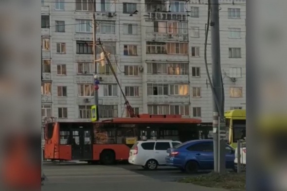 «Сбежал» от водителя: Очевидцы в соцсетях рассказали о ЧП с троллейбусом в Оренбурге