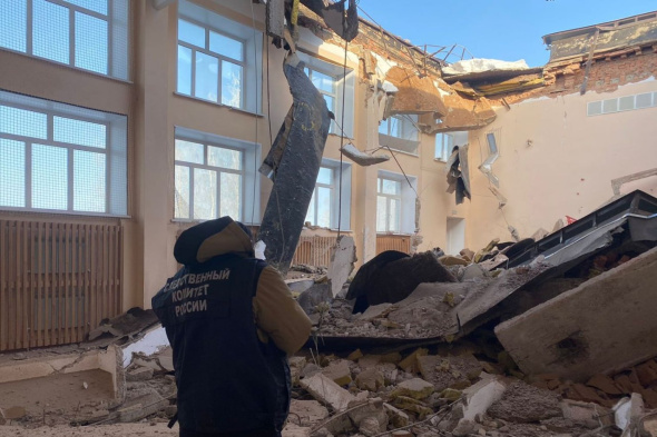 Крыша в гимназии Красногвардейского района обрушилась почти полтора года назад, но расследование уголовного дела еще не завершено