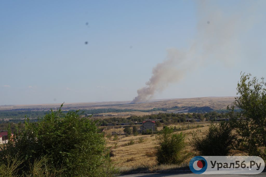 Около аэропорта Орска горит сухая трава