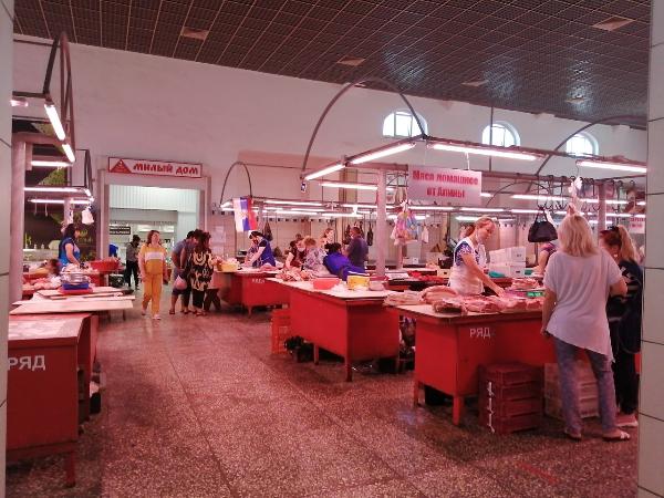 Мясной павильон на рынке «Авангард» в Орске, фото сделано 20 июня в 16.00