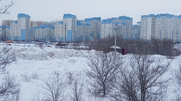 В Оренбурге за новой детской областной больницей обнаружили несанкционированный снежный полигон