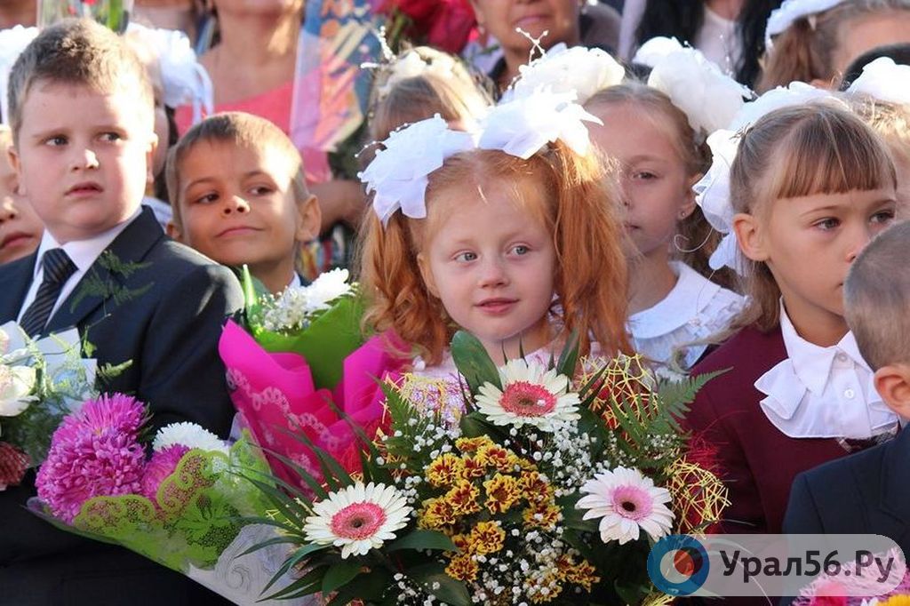 Школьники на линейке. Фото из архива