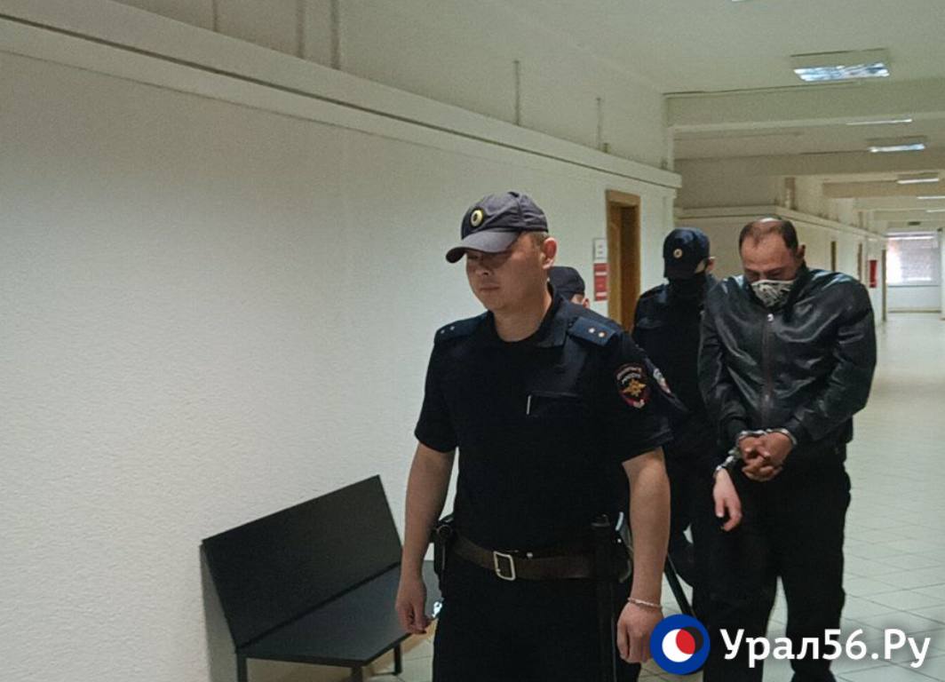 Тимура Шогенова ведут в зал суда, 08.05.2023