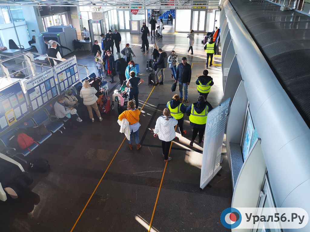 Пассажиры в аэропорту Оренбурга
