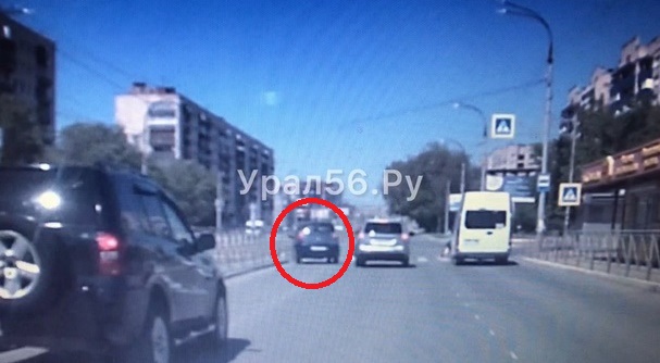 Иномарка, которая сбила ребенка в Орске, чуть не врезалась в другое авто и начала тормозить в последний момент (видео момента ДТП)