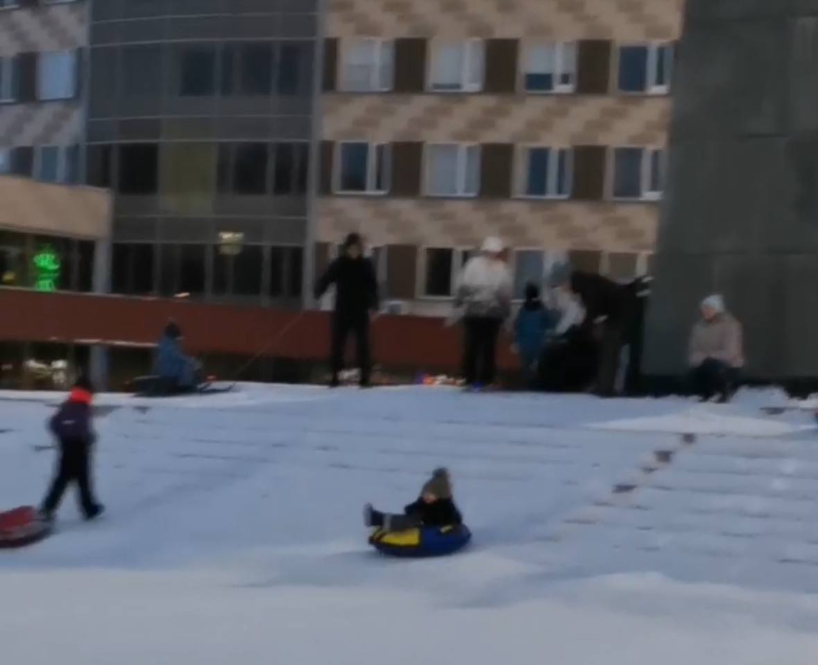 Малыши катаются на ступенях к памятнику в Оренбурге, фото: скрин видео местных жителей