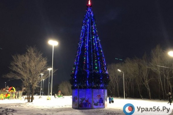 В администрации Орска рассказали, почему в новогоднюю ночь в парке «Пищевик» погасла новая елка 