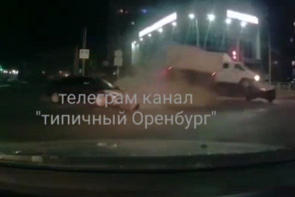 Выехал на красный: появилось видео столкновения ГАЗели и автомобиля Toyota в Оренбурге