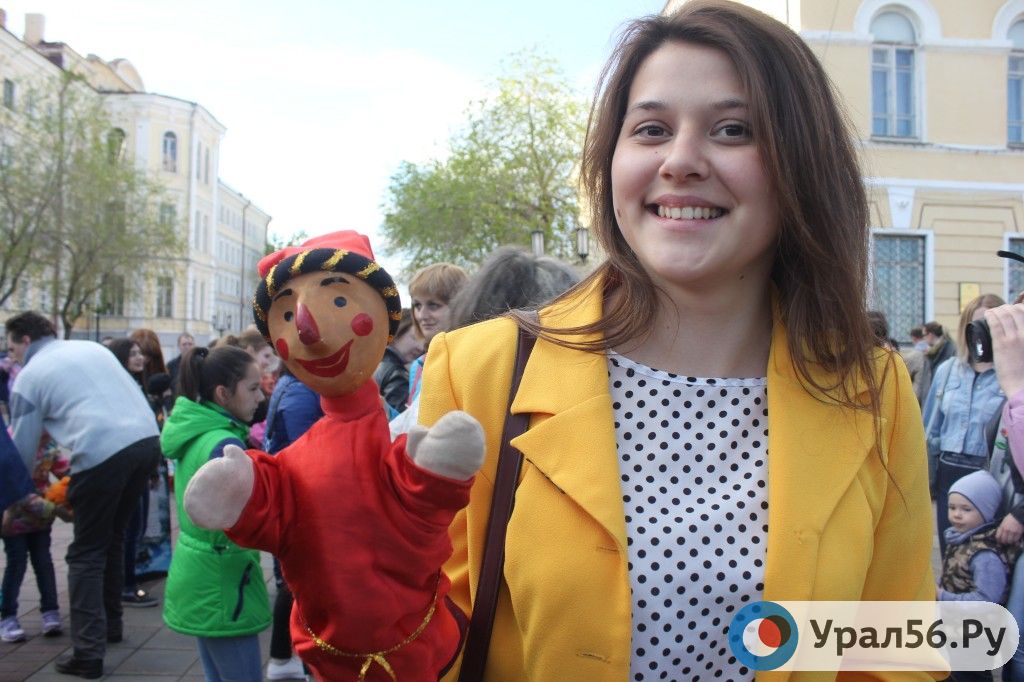 В Оренбурге на улице Советской состоялось массовое кукольное шествие. 12.05.2017