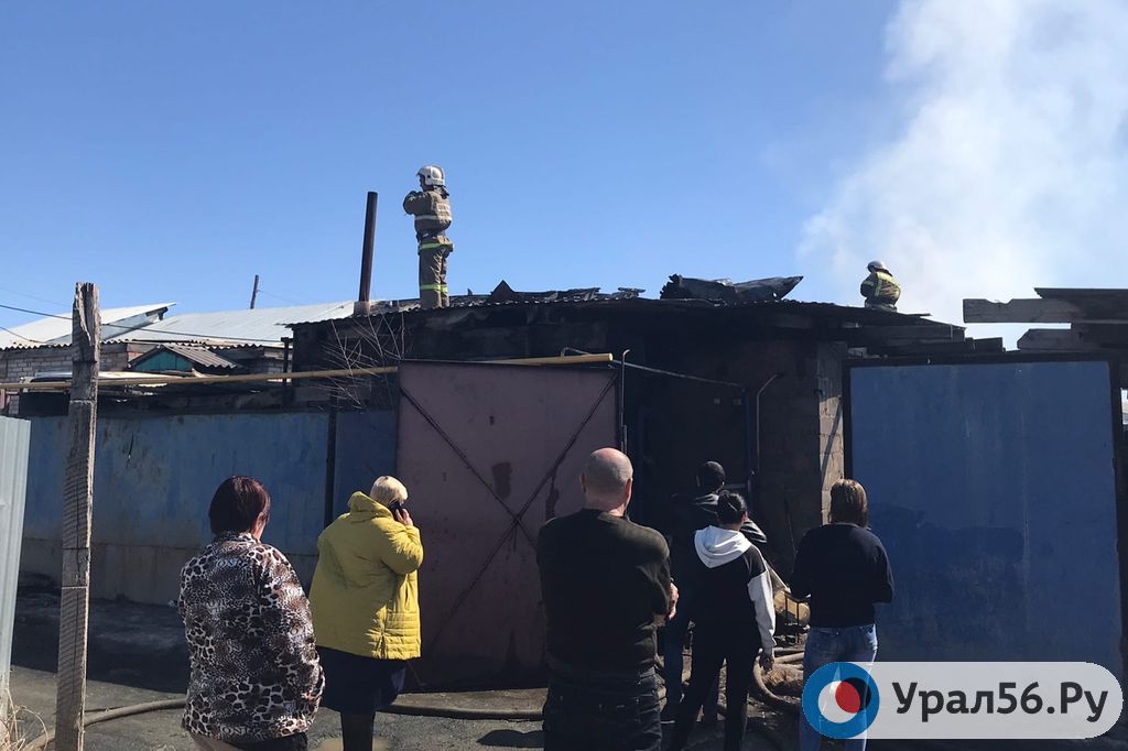 В Орске в поселке Лесоторговый горит барак, где живут 4 семьи 
