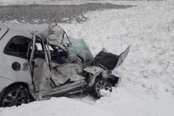 Смертельное ДТП на заснеженной трассе в Оренбургской области: столкнулись «КамАЗ» и легковой автомобиль