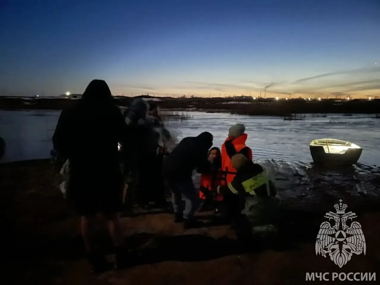 Поехали на родник и оказались в западне: Под Адамовкой неожиданно разлилась река Акташка