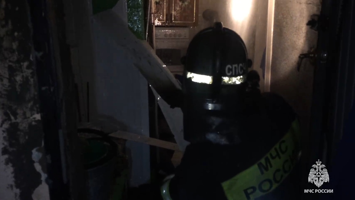 Скриншот с видео тушения пожара в Промышленном районе Оренбурга