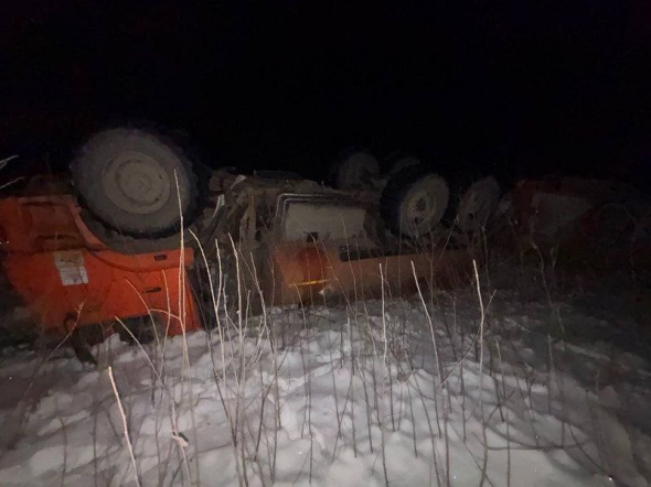 Грузовик перевернулся на трассе Оренбургской области