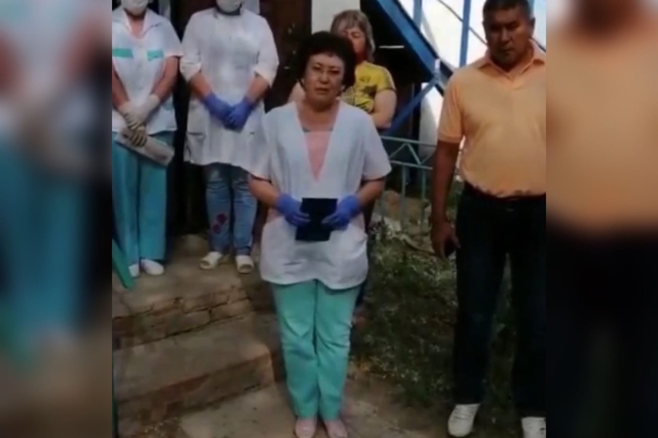 Сауле Нармухаметова в центре, стоп-кадр с видео