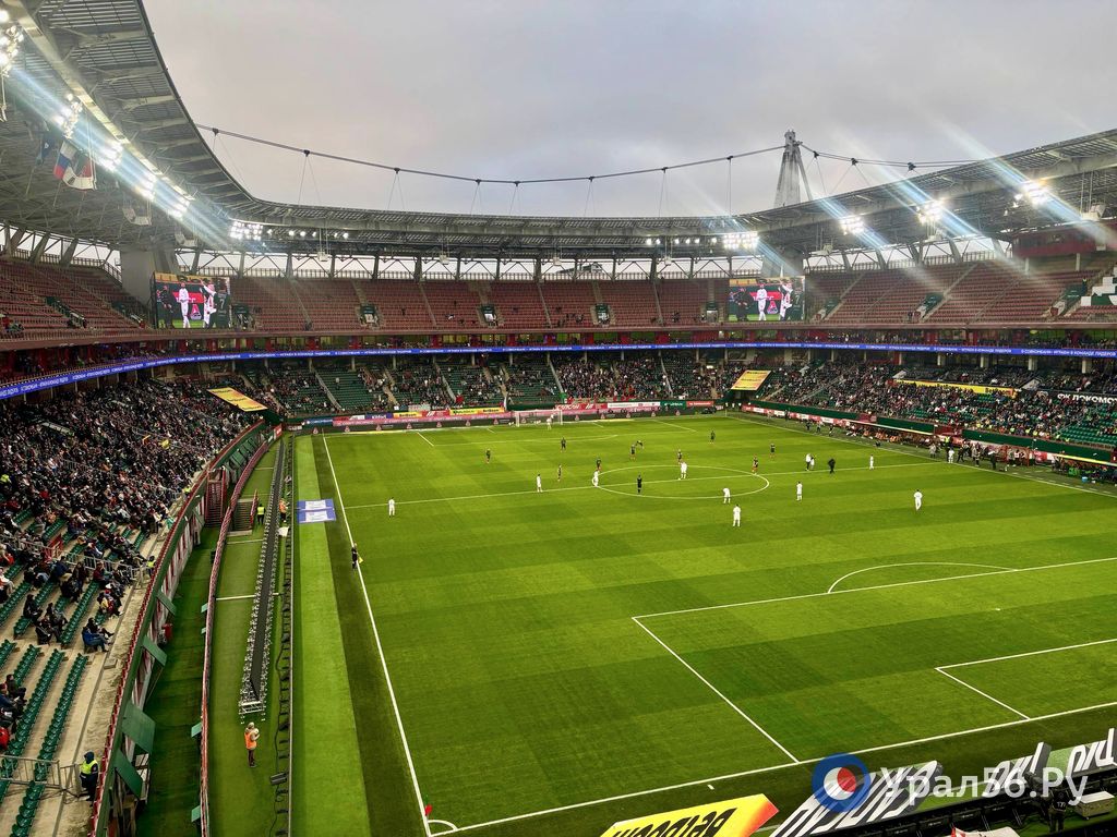 Вид на поле из сектора болельщиков «Оренбурга»