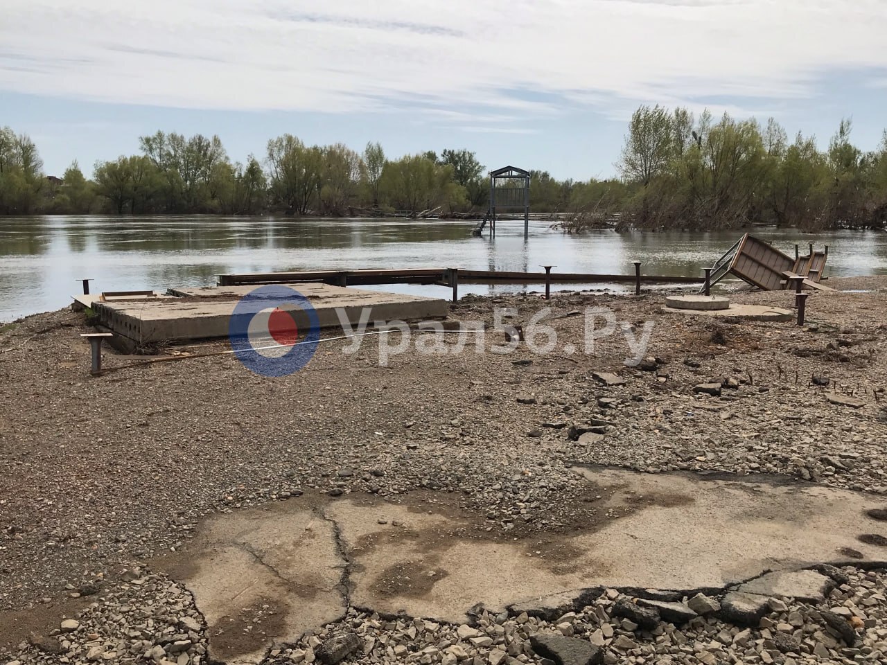 Остатки благоустроенного осенью пляжа Орска, апрель 2024 года
