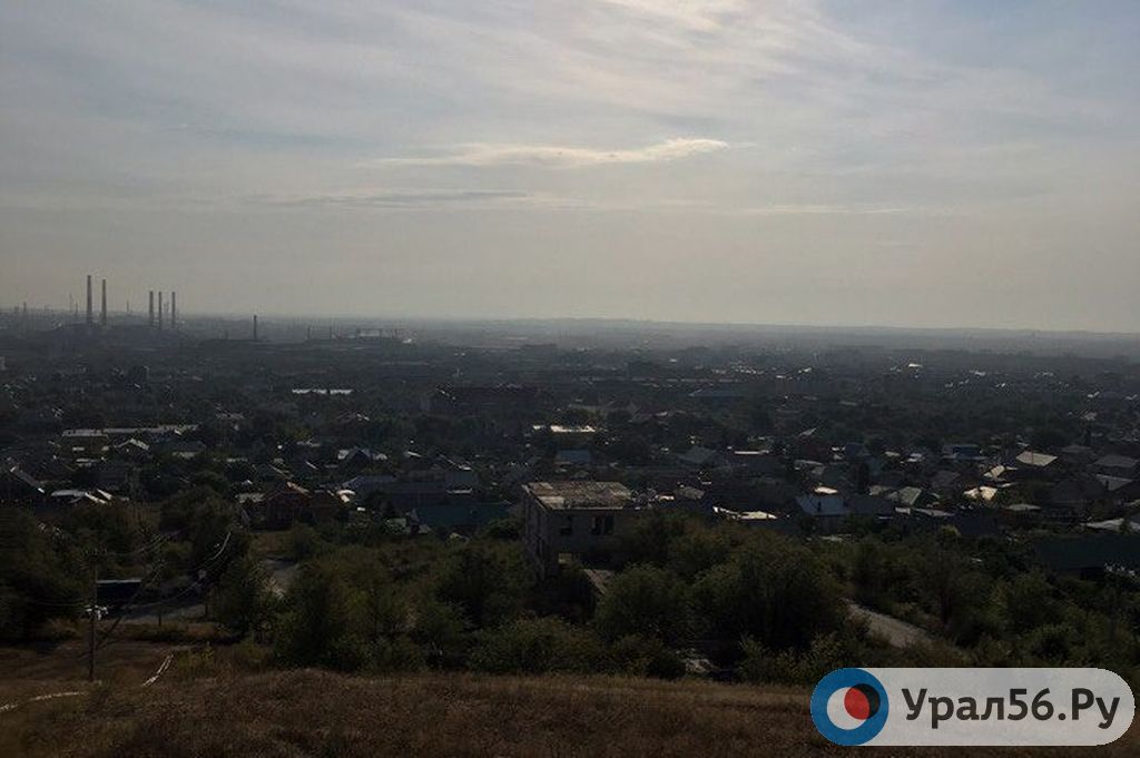 Утро в Орске в одной фотографии: город оказался во власти дымки
